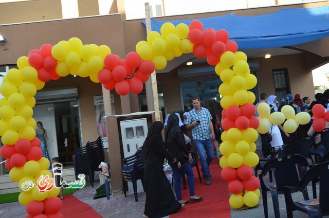 كفرقاسم- فيديو  : الافتتاح الكبير لمعرض ذوق العروس  سنين  يتحول الى مهرجان نسائي تسوقي كبير والحاجة عزية ترحب بالجميع